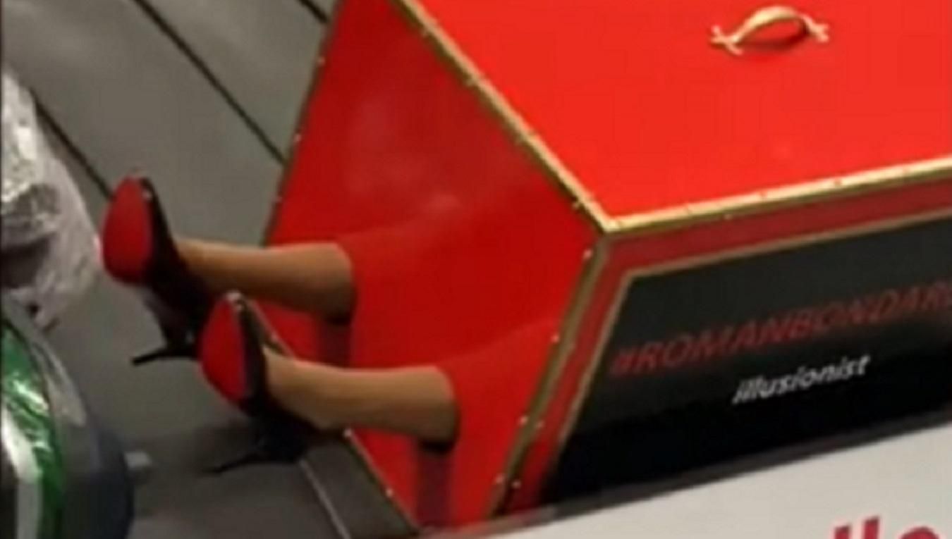 У "Борисполі" пасажирів здивувала валіза, з якої стирчали жіночі ноги: курйозне відео