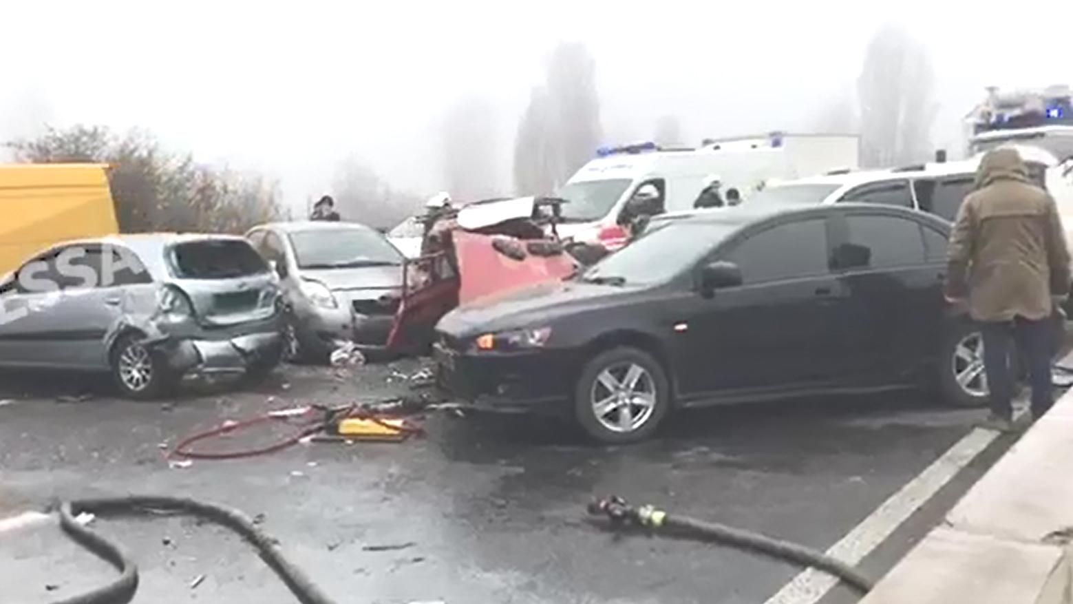 На трасі Київ – Одеса сталося кілька гучних ДТП: в одній знову зіткнулися 11 машин – відео 