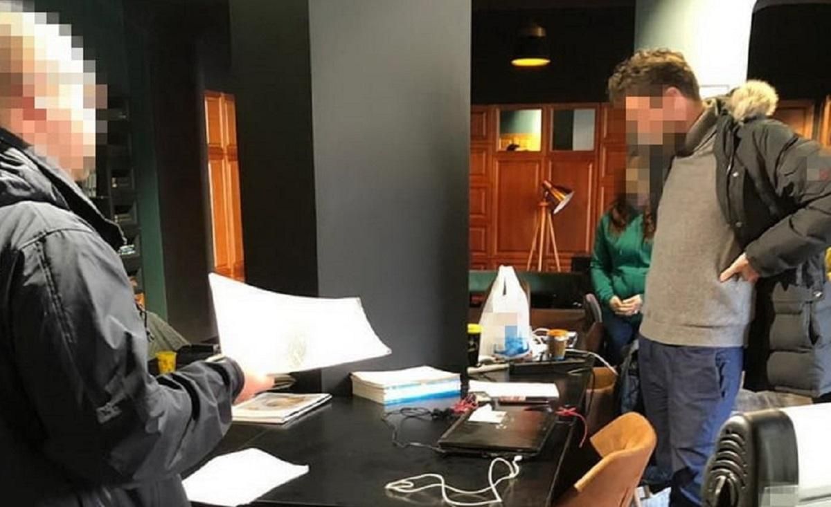 Миколаївські чиновники привласнили 15 мільйонів гривень на закупівлі е-підручників, – СБУ Миколаївські чиновники привласнили 15 мільйонів гривень на закупівлі е-підручників, – СБУ