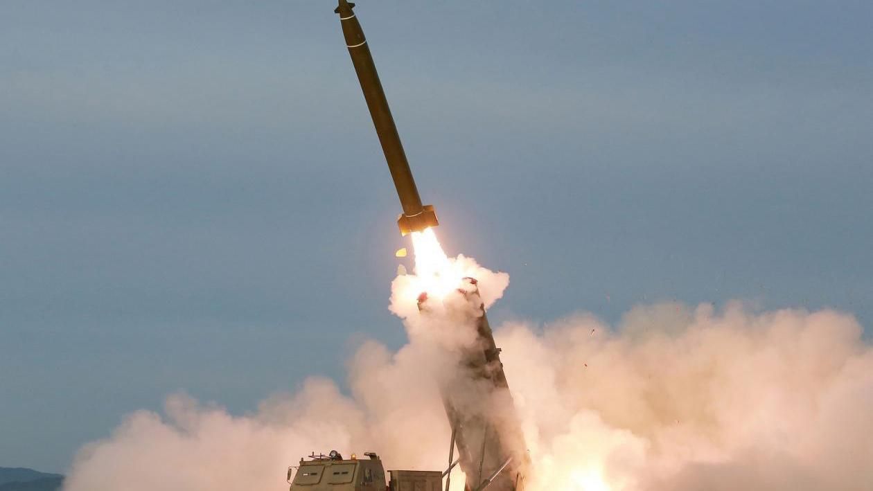 Северная Корея запустила баллистические ракеты с "сверхбольшой установки": что об этом известно