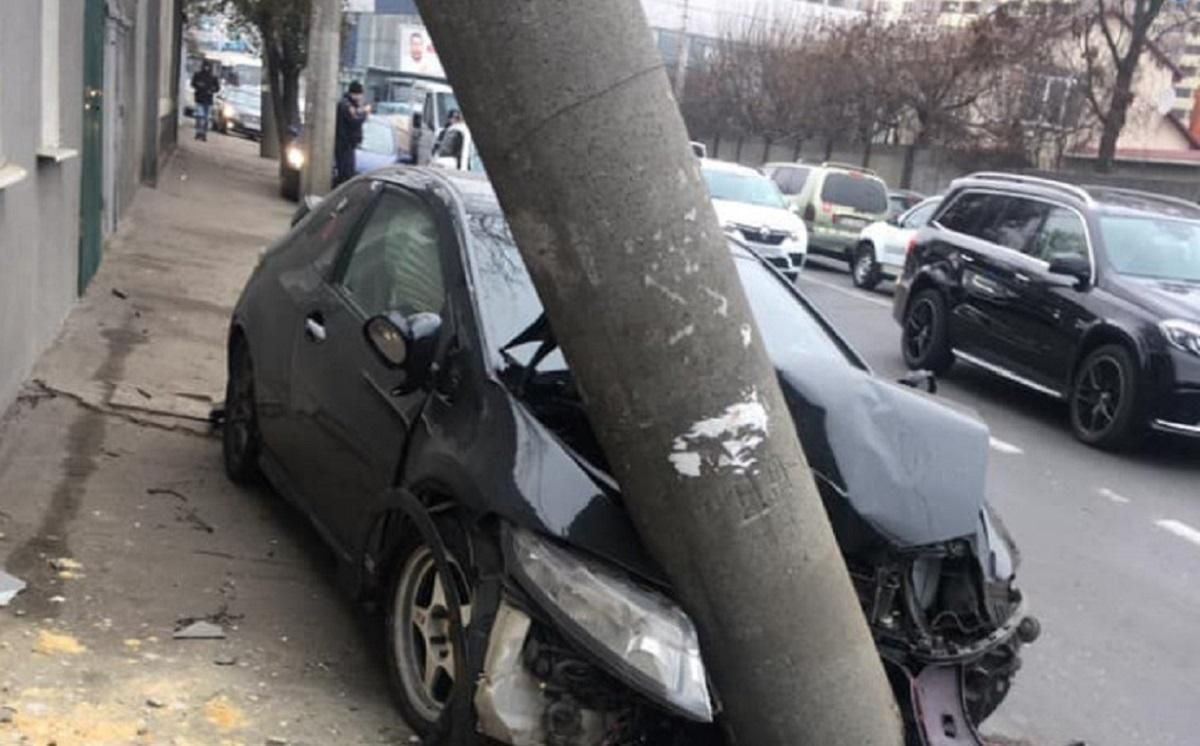 В результате ДТП в Одессе столб упал на дом В результате ДТП в Одессе столб упал на дом