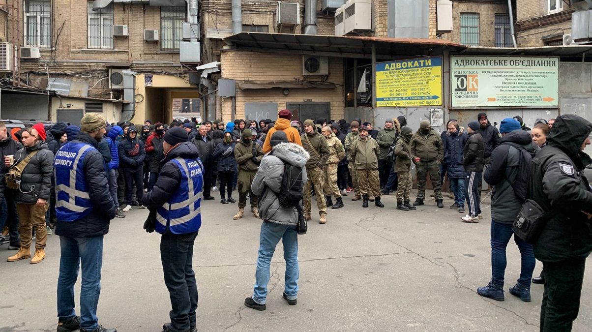 Нападающий на Шабунина "митинговал" под судом против Садового: фото и видео