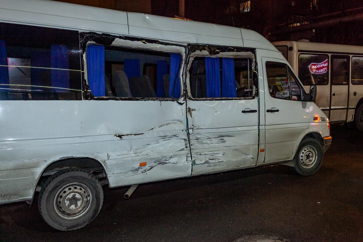 У Дніпрі вантажівка врізалася у маршрутку з людьми: є постраждалі – фото, відео У Дніпрі вантажівка врізалася у маршрутку з людьми: є постраждалі – фото, відео