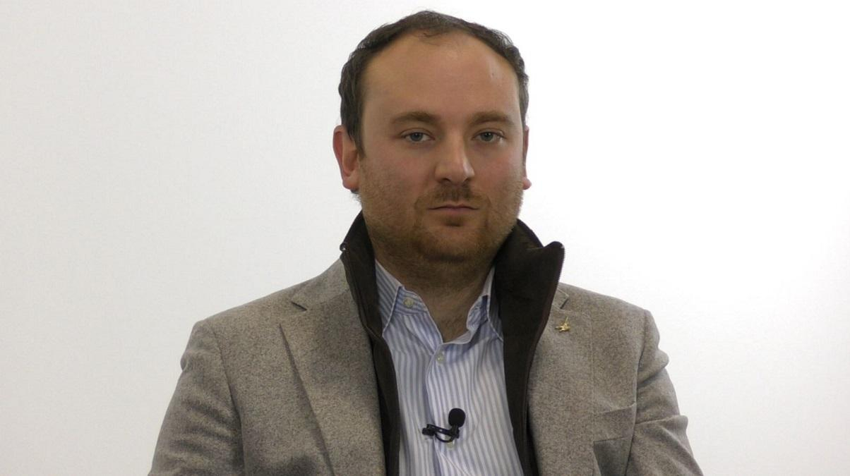 Итальянский депутат сделал предложение любимой во время заседания парламента: видео