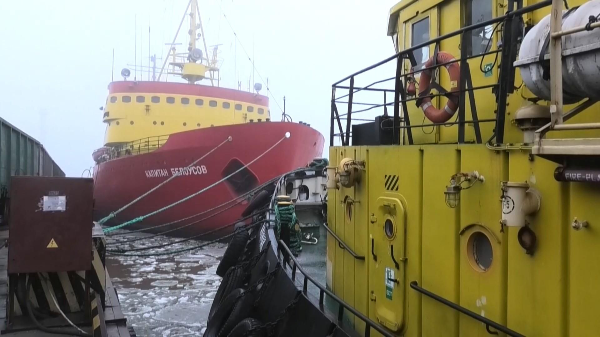 У Маріуполі готують до зимового сезону єдиний український криголам
У Маріуполі готують до зимового сезону єдиний український криголам