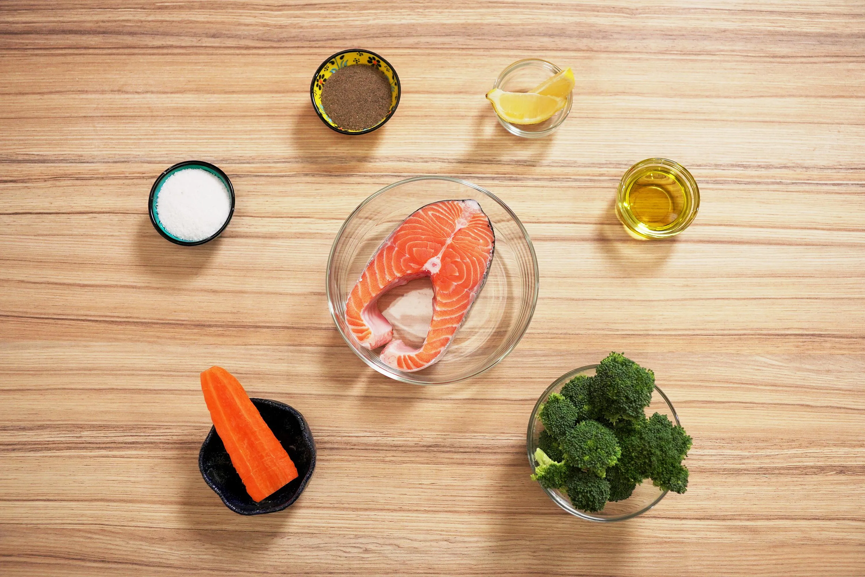 Рецепт приготовления стейка лосося с брокколи и морковью на сковороде