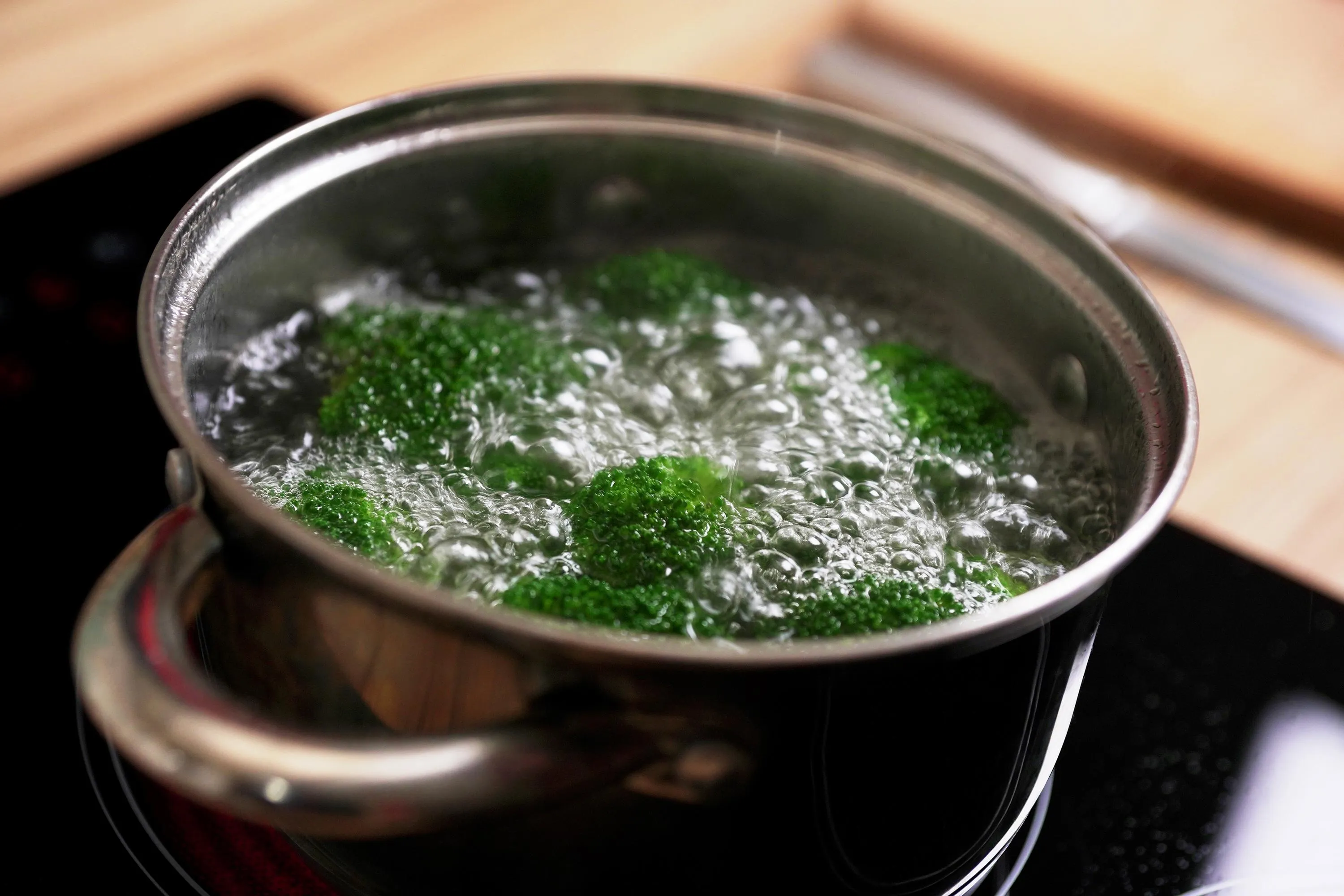 Рецепт приготування стейка лосося з броколі та морквою на сковорідці Рецепт приготування стейка лосося з броколі та морквою на сковорідці