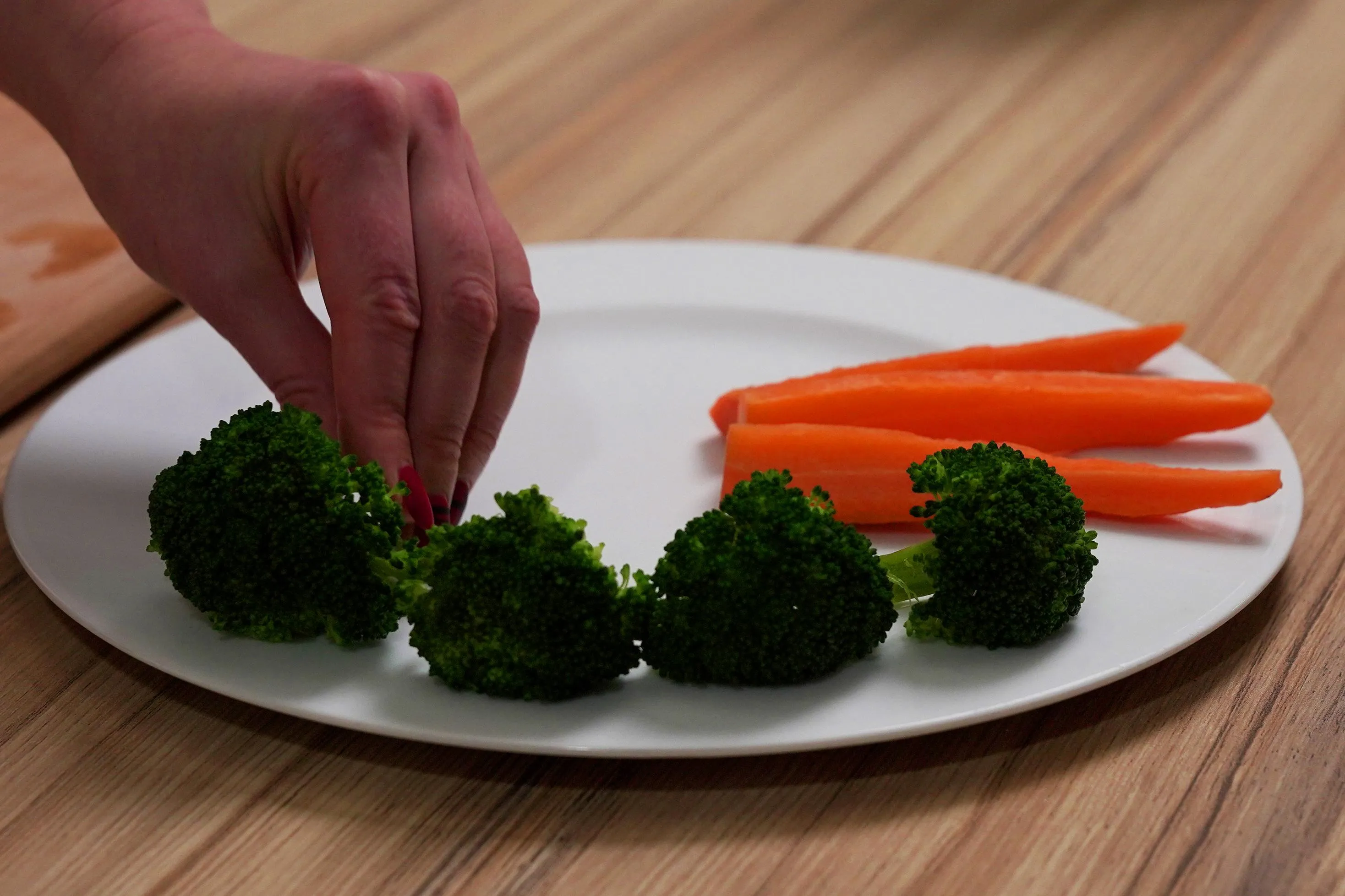 Рецепт приготування стейка лосося з броколі та морквою на сковорідці Рецепт приготування стейка лосося з броколі та морквою на сковорідці