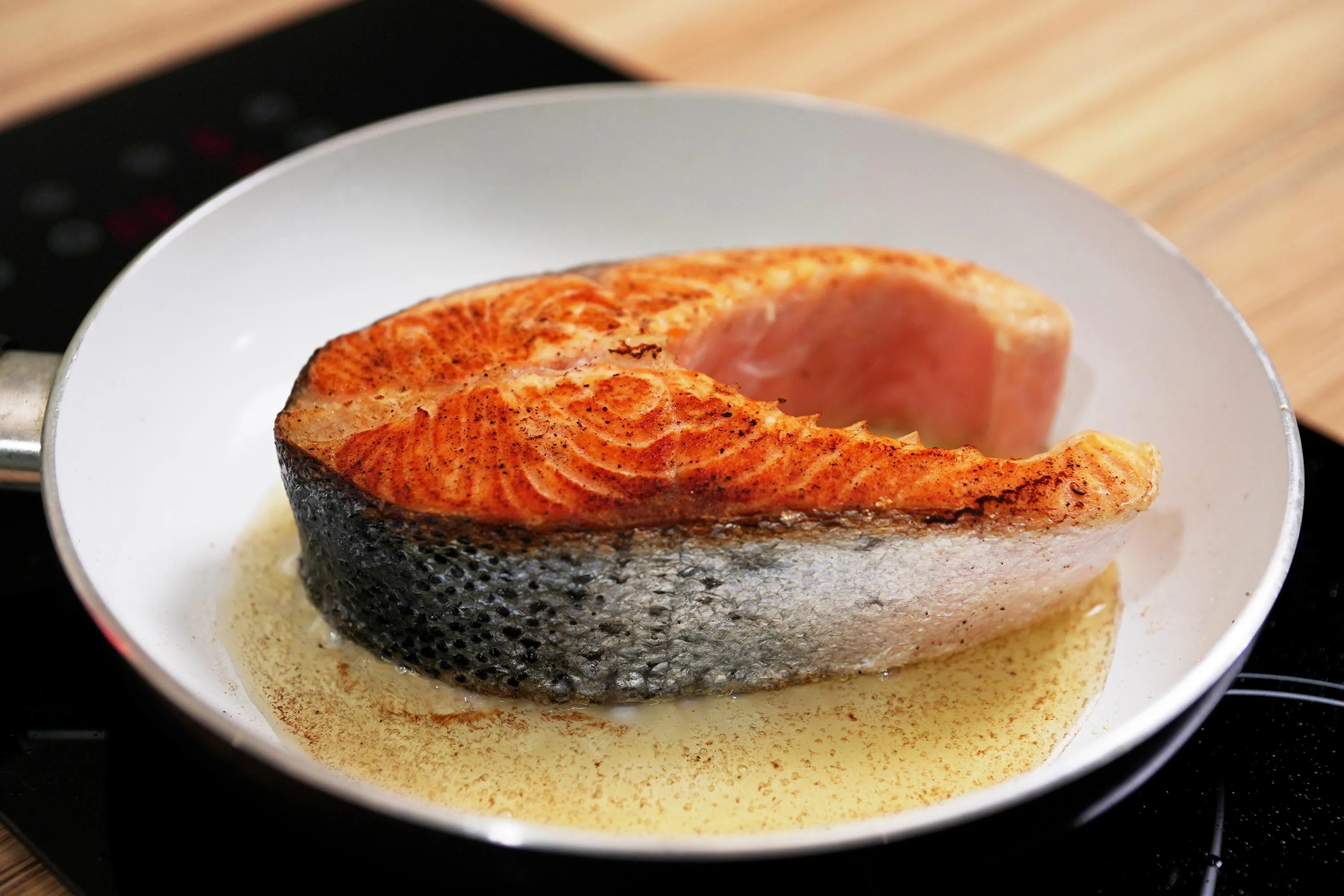 Рецепт приготовления стейка лосося с брокколи и морковью на сковороде