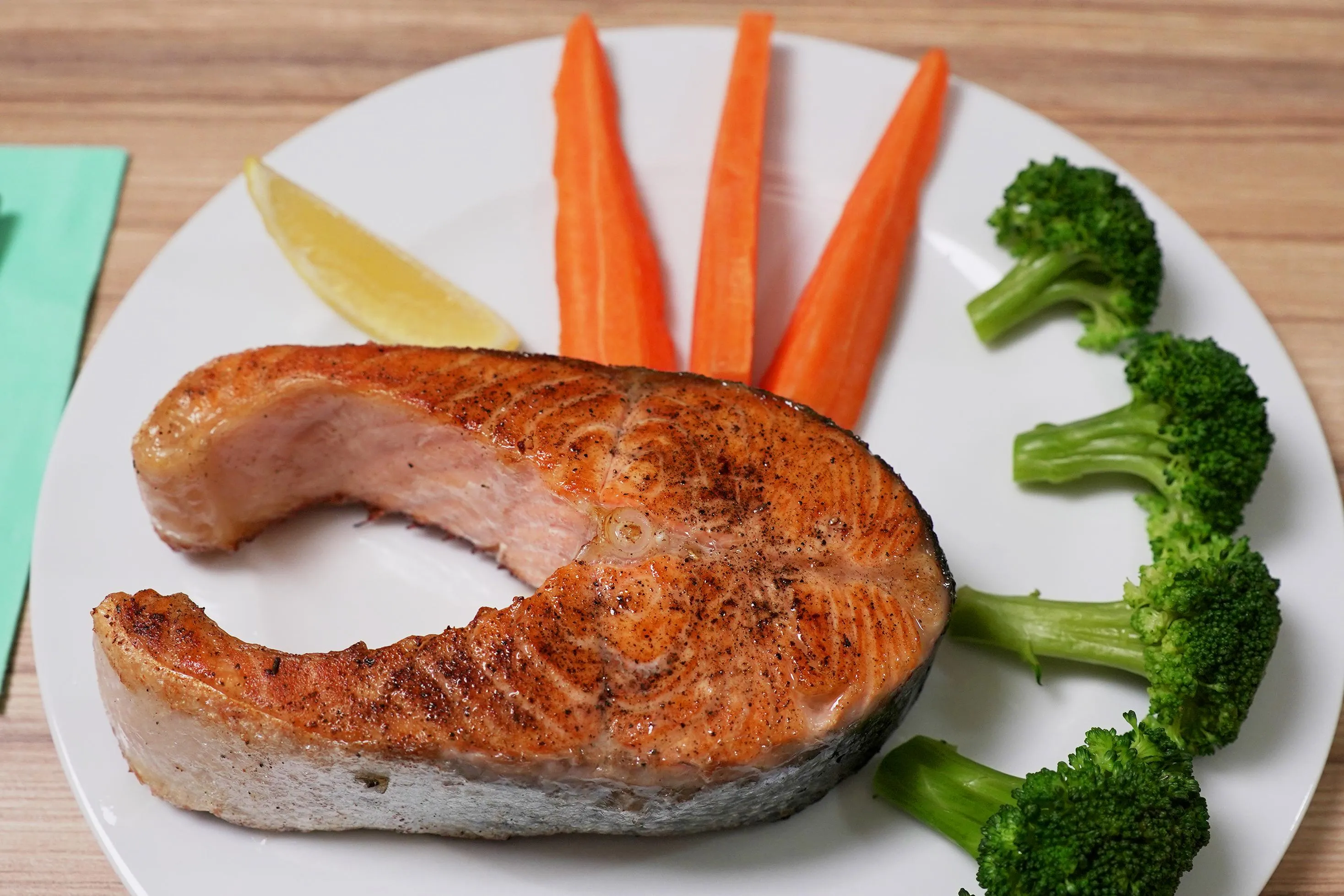 Рецепт приготування стейка лосося з броколі та морквою на сковорідці Рецепт приготування стейка лосося з броколі та морквою на сковорідці
