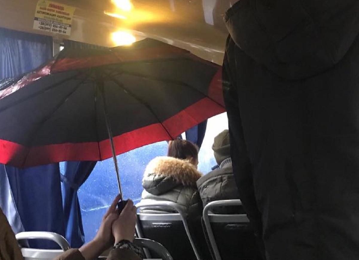 У київській маршрутці з даху лилася вода: пасажири їхали під парасолями – фото У київській маршрутці з даху лилася вода: пасажири їхали під парасолями – фото