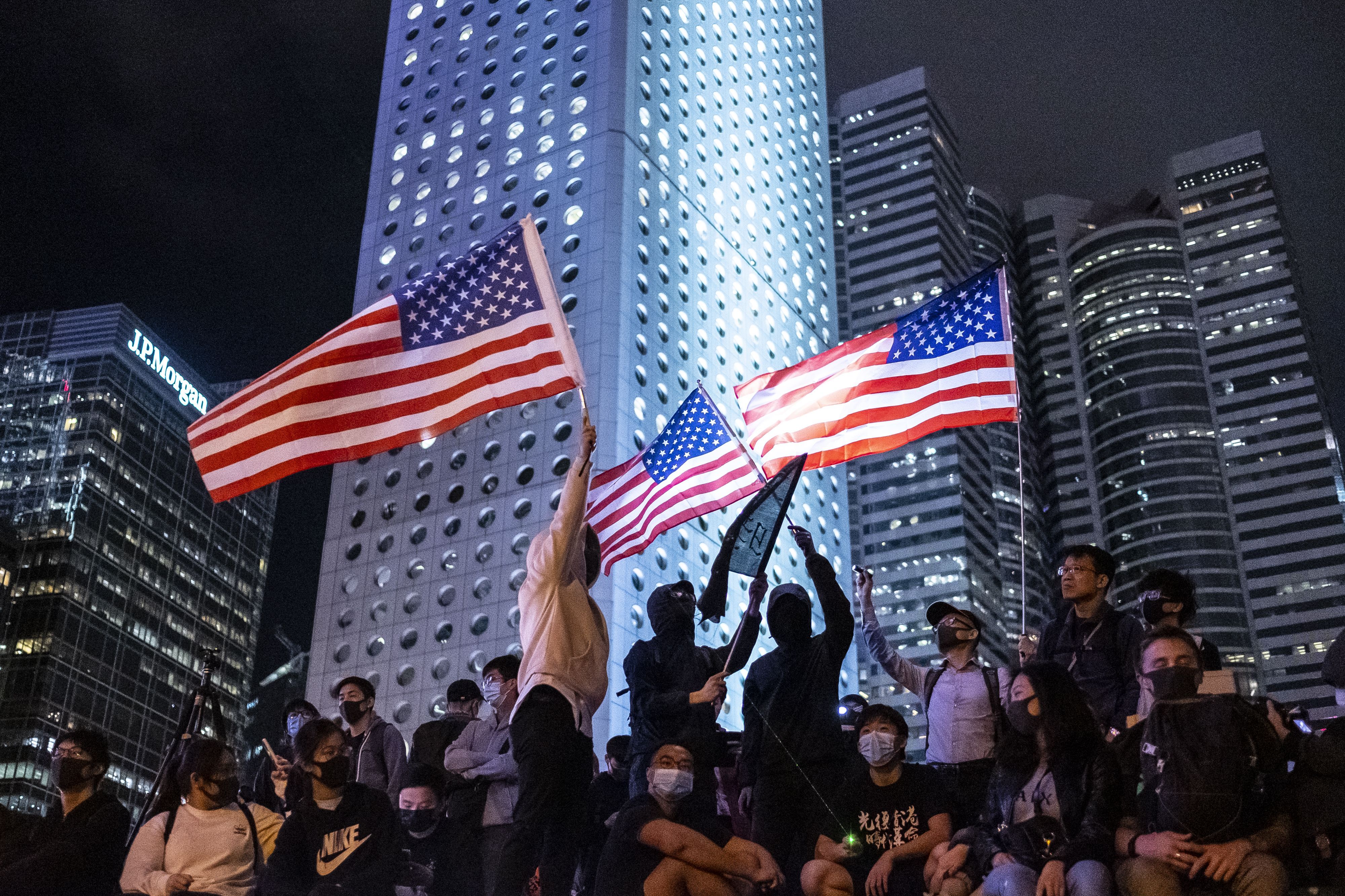 США против Китая: зачем Трамп открыто встал на сторону оппозиции США против Китая: зачем Трамп открыто встал на сторону оппозиции