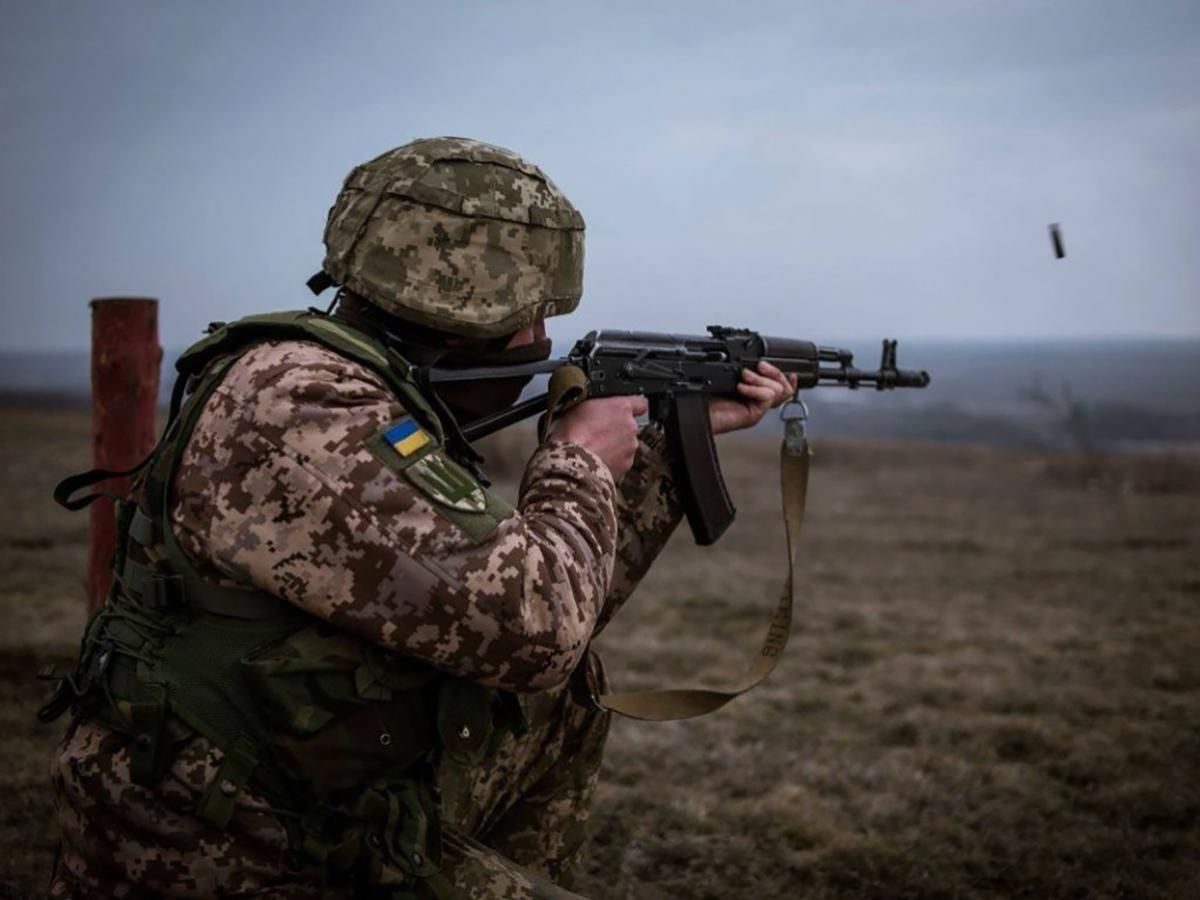Окупанти продовжують гатити по позиціях ЗСУ: загинув український військовий