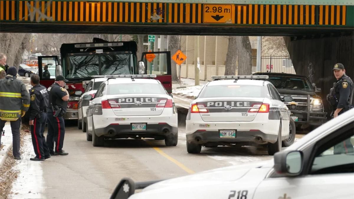 У Канаді 29 листопада чоловік спробував наїхати на перехожих на пожежній машині У Канаді 29 листопада чоловік спробував наїхати на перехожих на пожежній машині