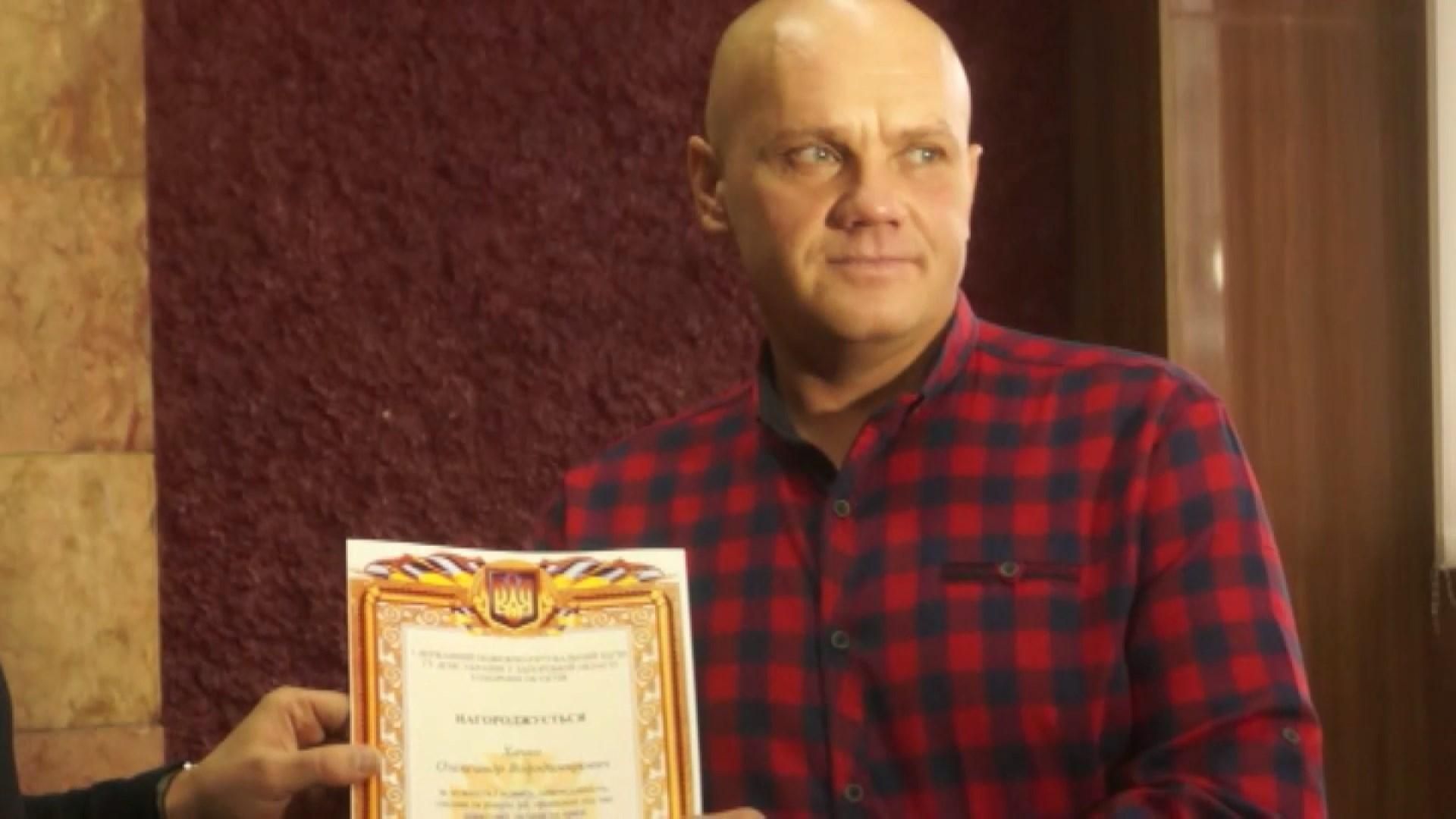 Інші просто знімали відео: чоловік врятував 11-річну дитину, яка провалилась під кригу Інші просто знімали відео: чоловік врятував 11-річну дитину, яка провалилась під кригу