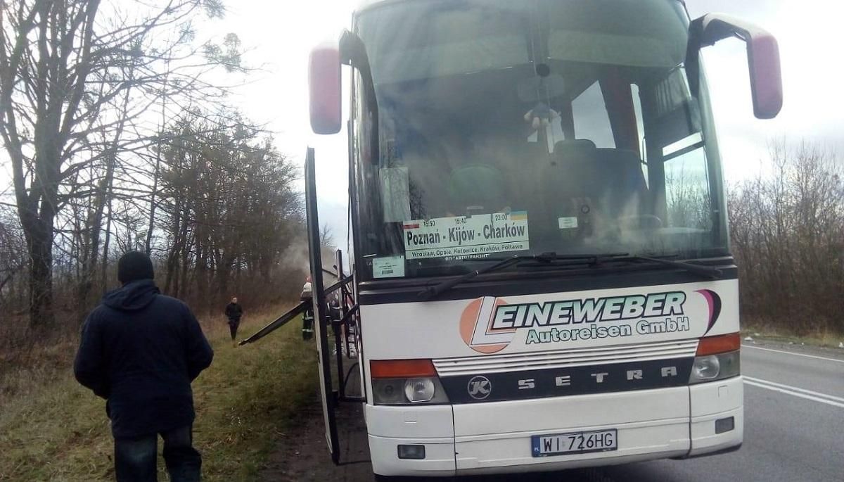 На трасі Київ – Чоп загорівся туристичний автобус 30 листопада 2019 року На трасі Київ – Чоп загорівся туристичний автобус 30 листопада 2019 року