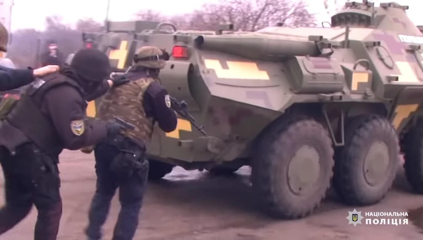 Залучили спецназ і БТР: у Запоріжжі затримали членів злочинної банди – відео штурму