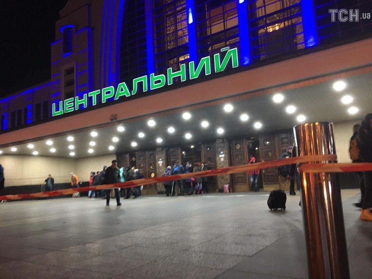 Неизвестный "заминировал весь Киев", Центральный вокзал эвакуировали: фото
