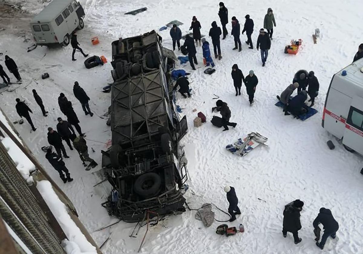 Автобус впав з мосту в річку в Росії: загинули 20 людей