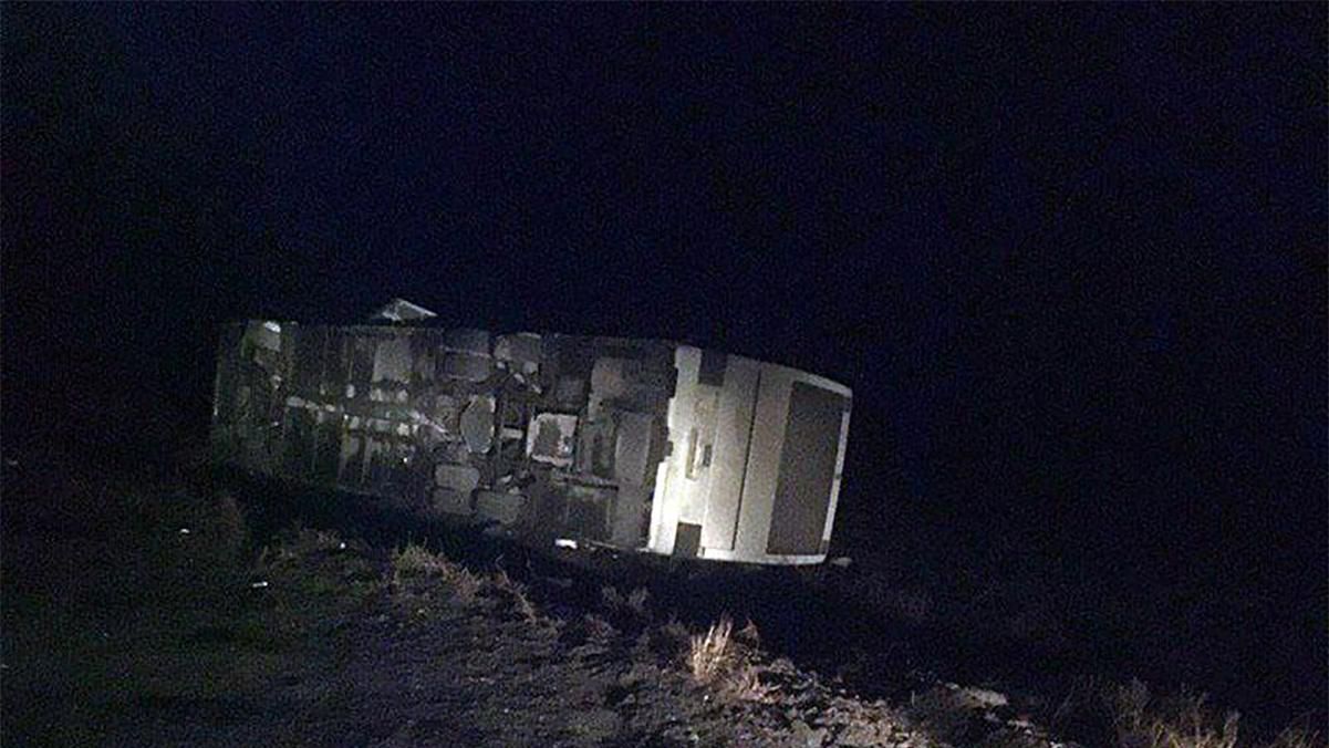 Автобус с людьми перевернулся на Донбассе: фото Автобус с людьми перевернулся на Донбассе: фото