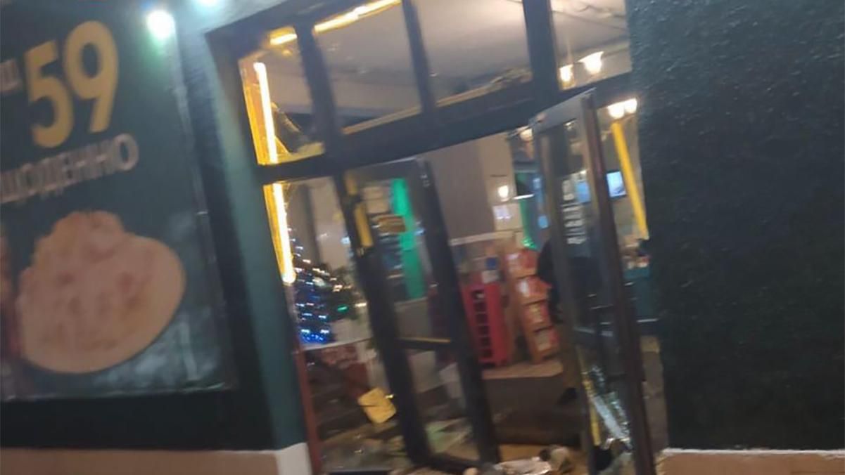 В Киеве агрессивные молодчики разнесли пиццерию: фото В Киеве агрессивные молодчики разнесли пиццерию: фото
