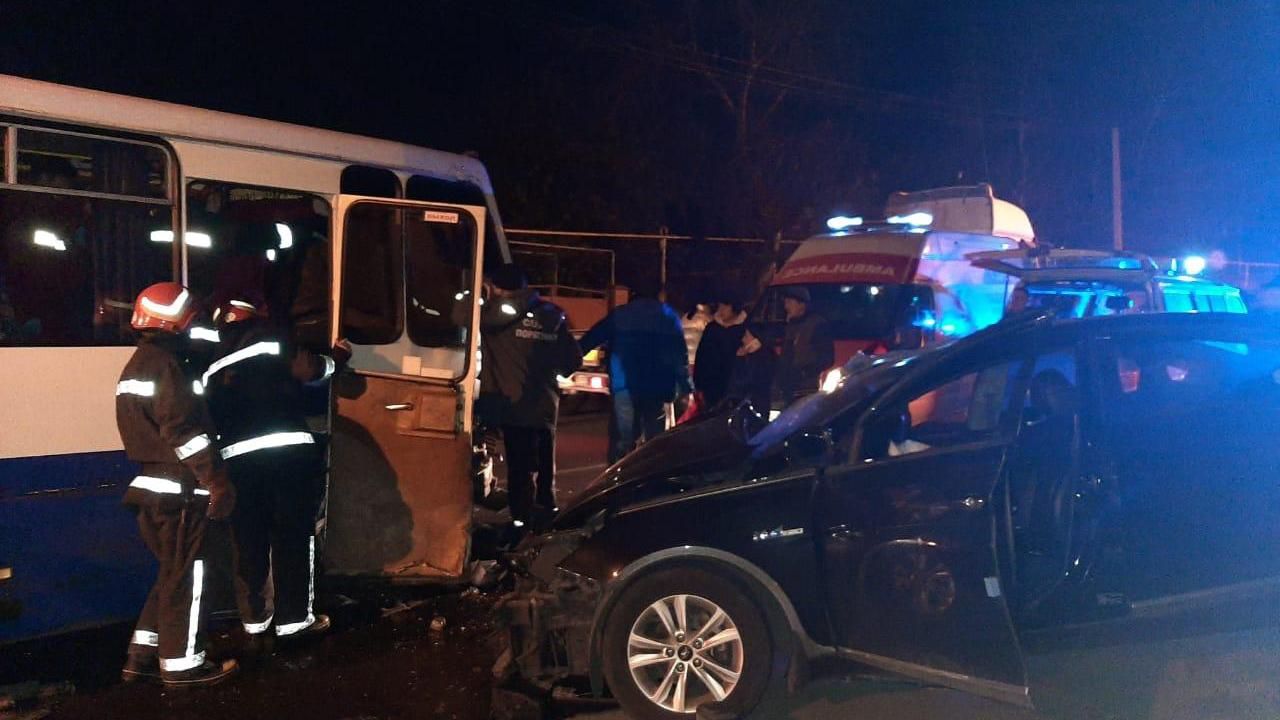 Легковушка врезалась в маршрутку с людьми в Одесской области: много пострадавших
