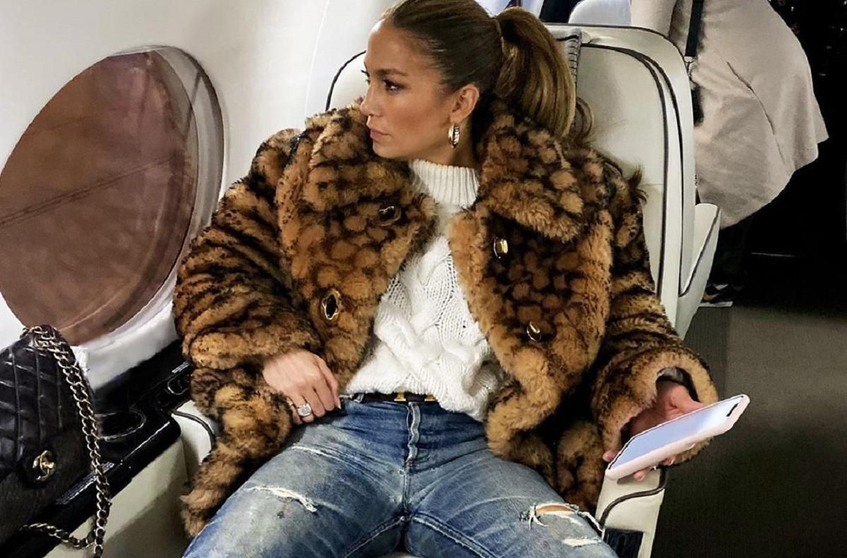 Зимовий образ дня: Дженніфер Лопес демонструє стильний look у светрі і джинсах