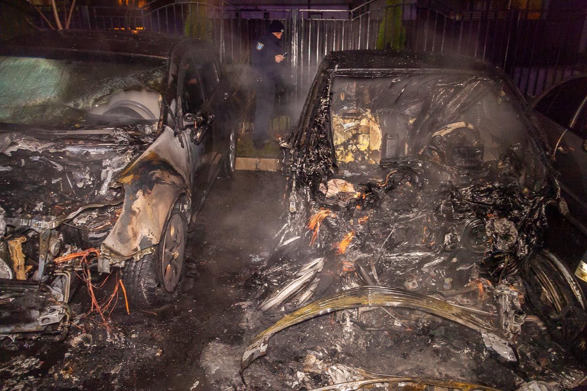 У Дніпрі вибухнув та загорівся електрокар: сусідні авто вигоріли вщент – фото