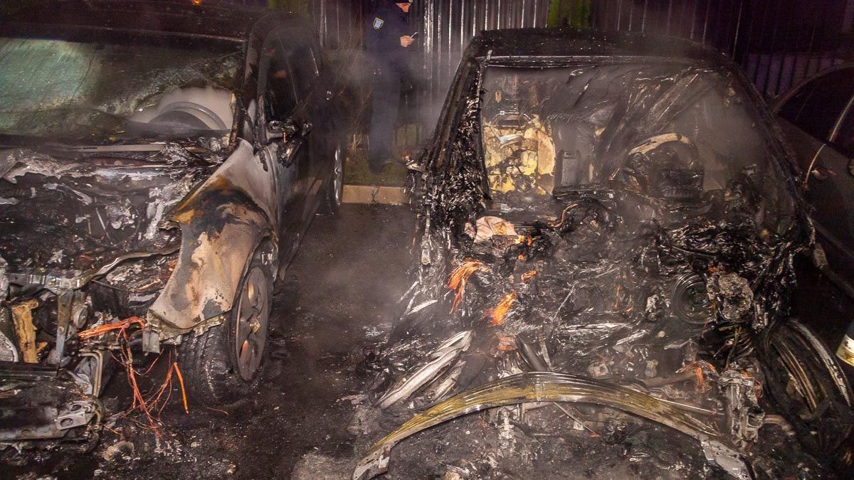 В Днепре взорвался и загорелся электрокар: соседние авто выгорели дотла – фото