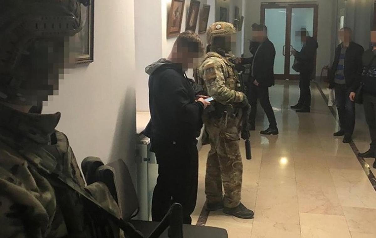 Хищение 11 миллионов гривен: силовики пришли с обысками в аэропорт Одессы