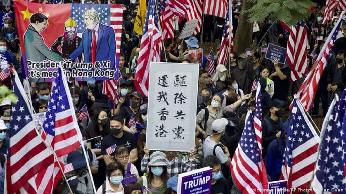 Поддержка протестующих в Гонконге: Китай ответил США санкциями