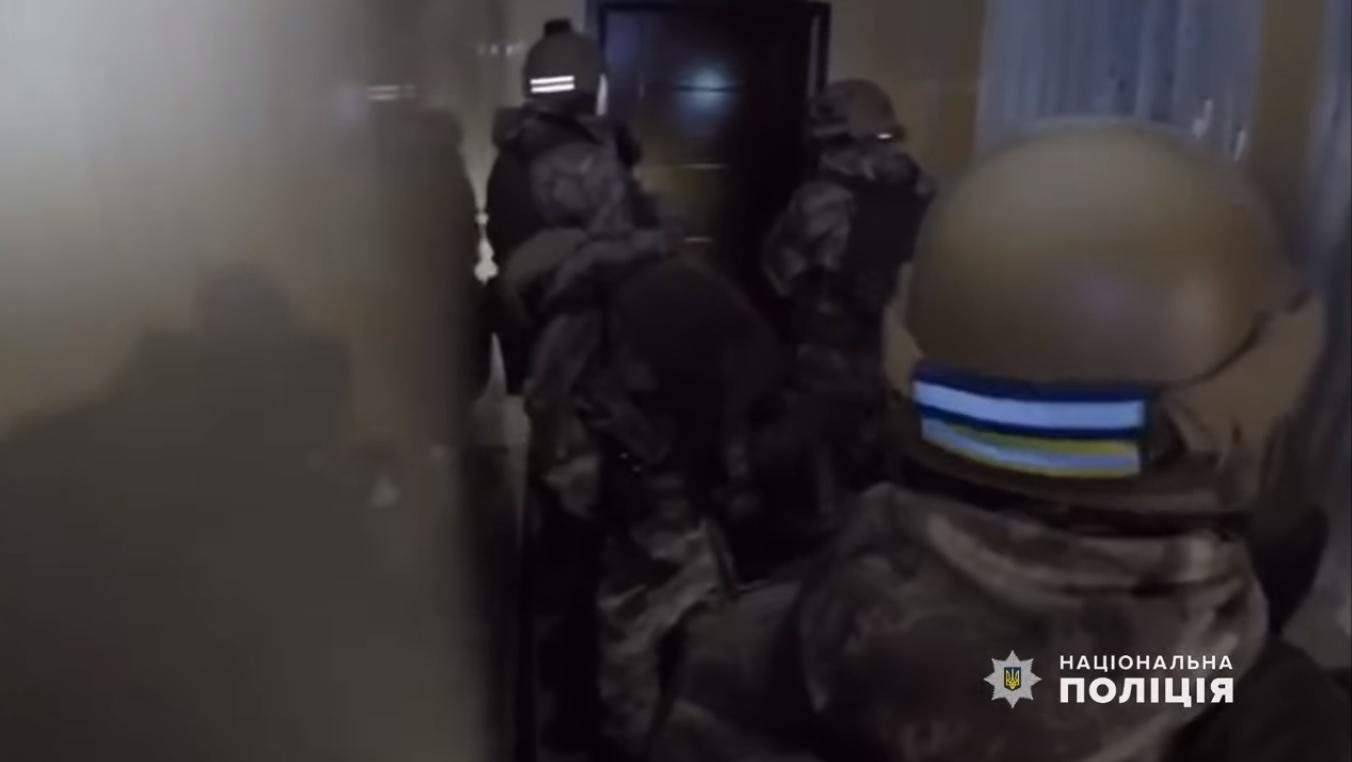Силовики задержали банду похитителей элитных авто: видео штурма