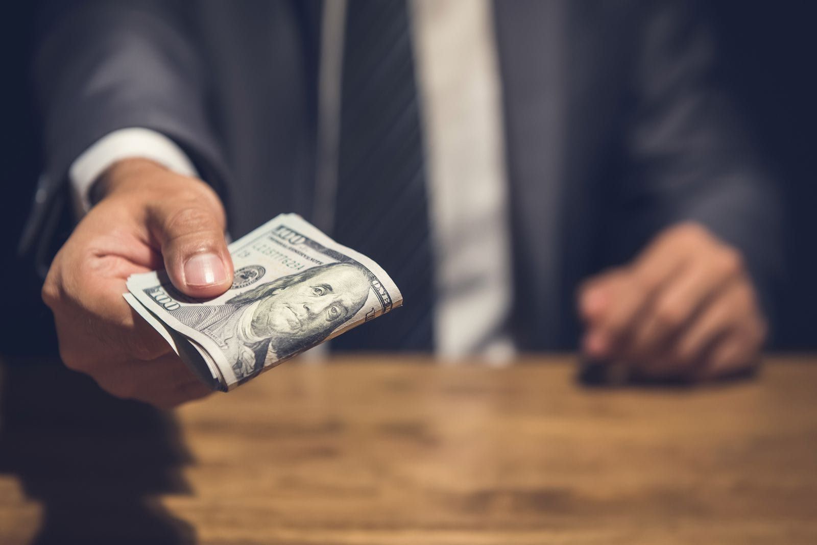 Суд оправдал полицейского, который требовал взятку за закрытие дела Суд оправдал полицейского, который требовал взятку за закрытие дела