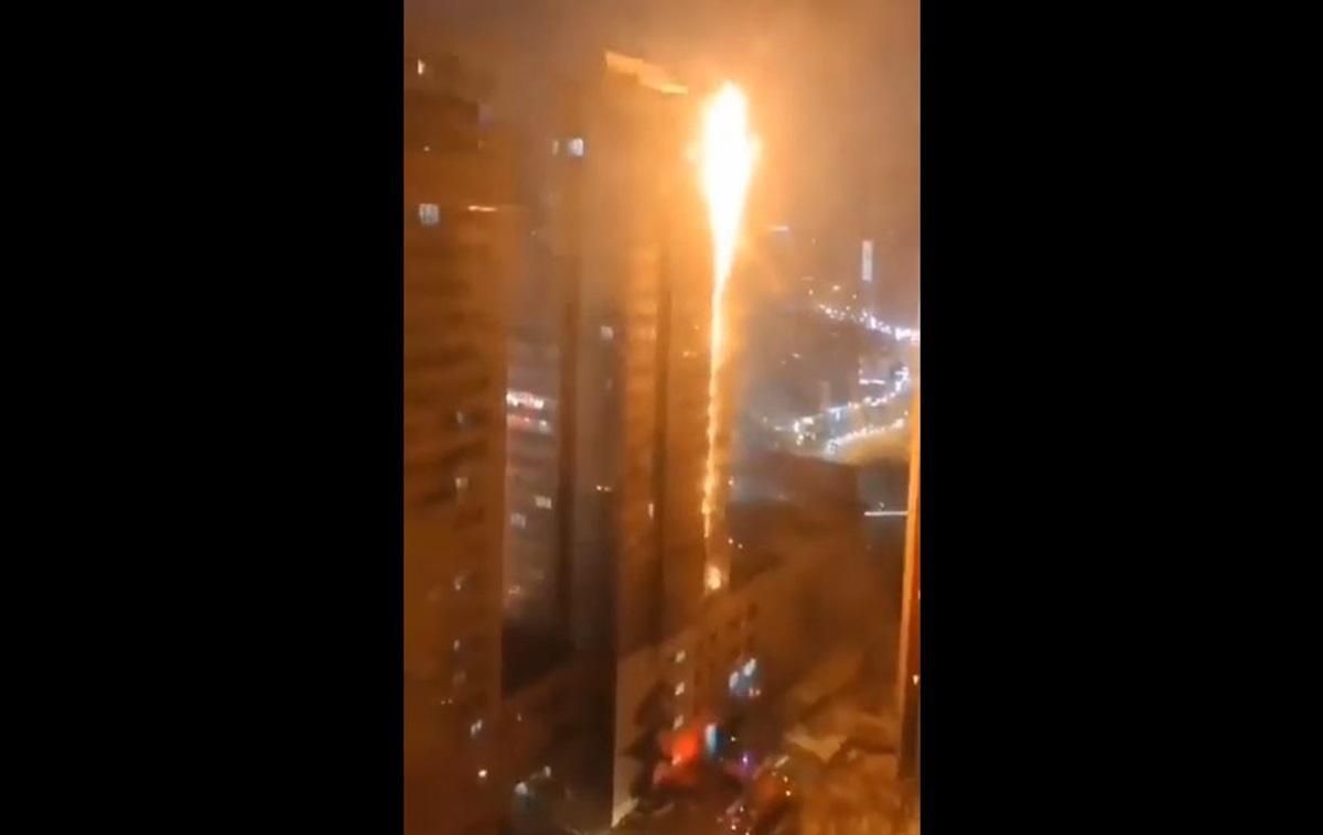 В Китае загорелся 25-этажный жилой дом: видео