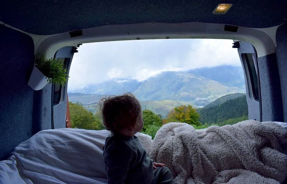 Хлопчик обожнює подорожі у фургоні