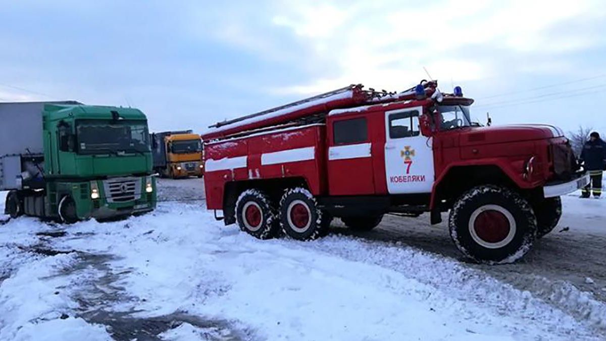 Снігопади скували Україну: на дорогах – довжелезні затори, ДТП і застряглі авто