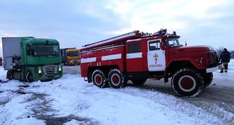 Снігопади скували Україну: на дорогах – довжелезні затори, ДТП і застряглі авто
