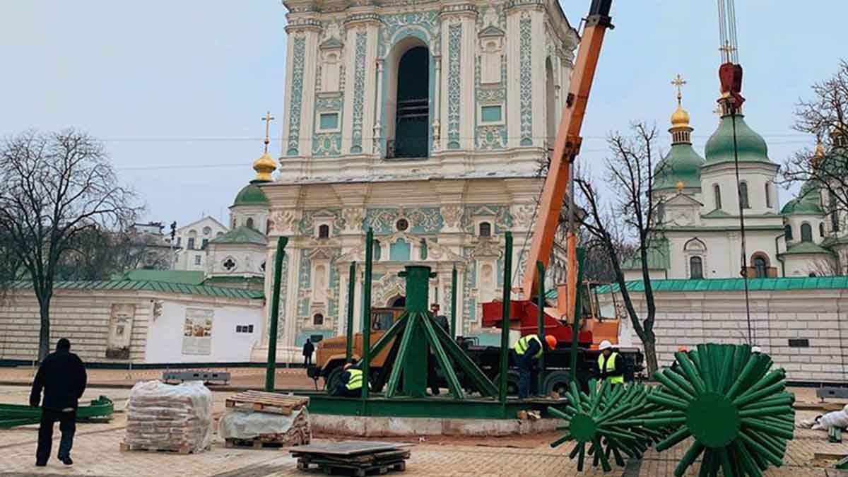 В Киеве начали устанавливать главную елку 2020 – фото елки