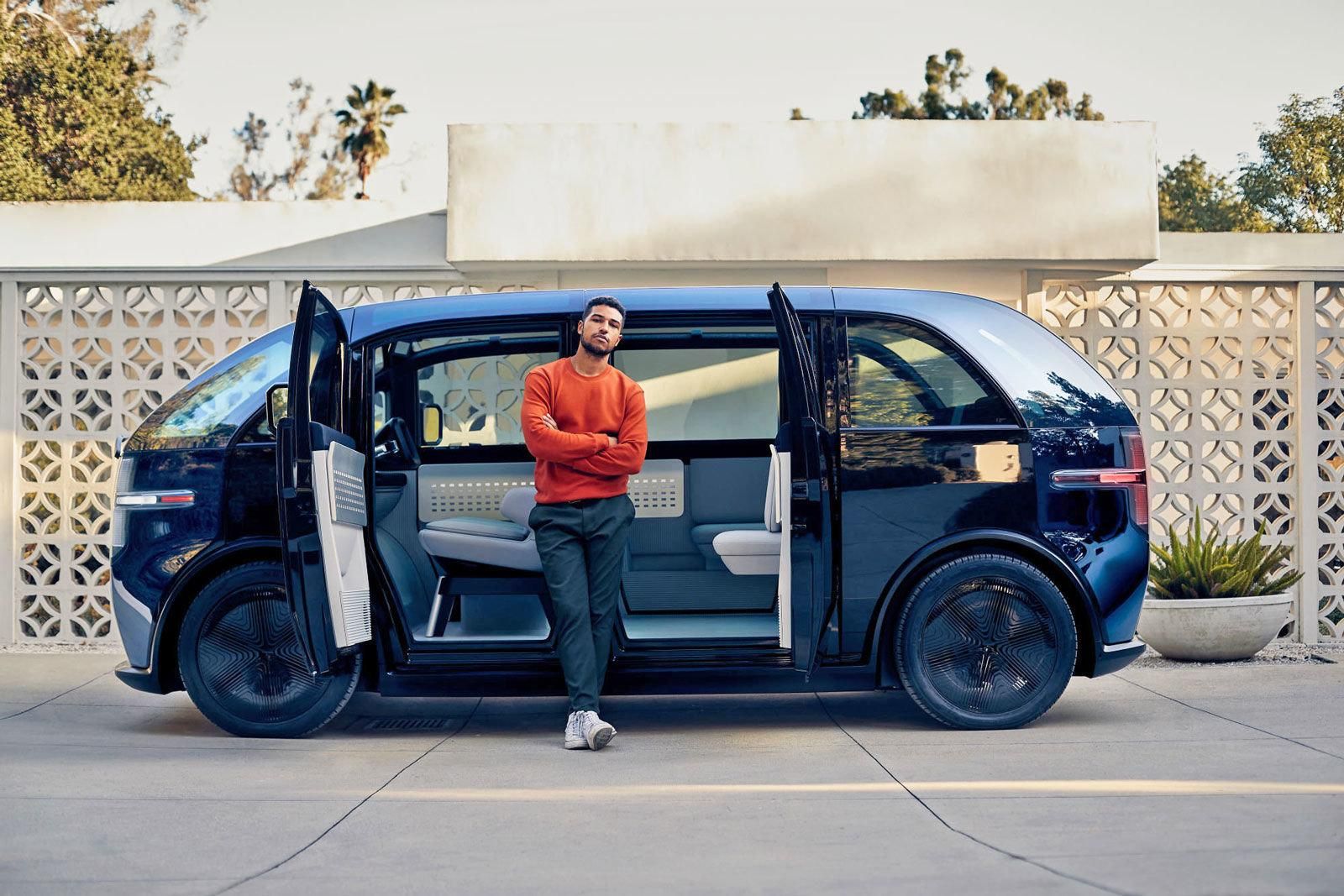 Футуристический электробус Canoo появился на дорогах Футуристический электробус Canoo появился на дорогах