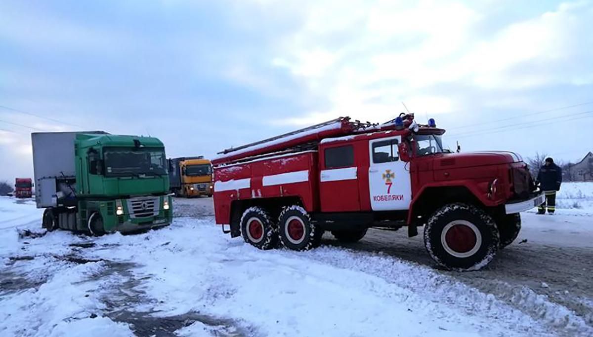 Снегопады сковали Украины: на дорогах – длинные пробки, ДТП и застрявшие автомобили