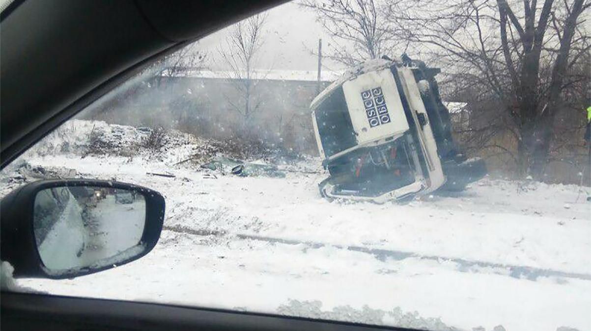 Автомобіль спостерігачів ОБСЄ перекинувся на окупованому Донбасі: фото 