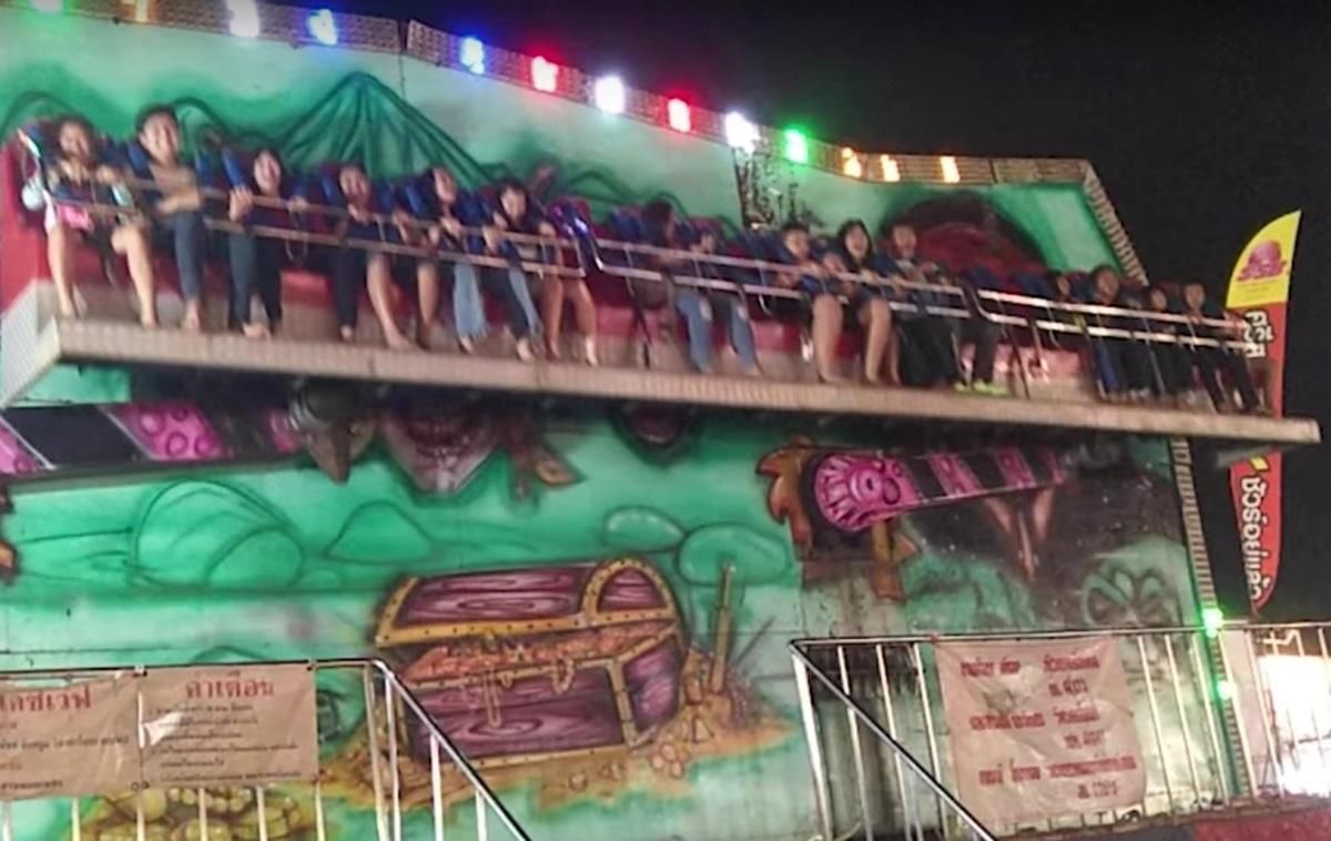 У Таїланді зламалась карусель, люди вилітали на ходу: є поранені – відео У Таїланді зламалась карусель, люди вилітали на ходу: є поранені – відео