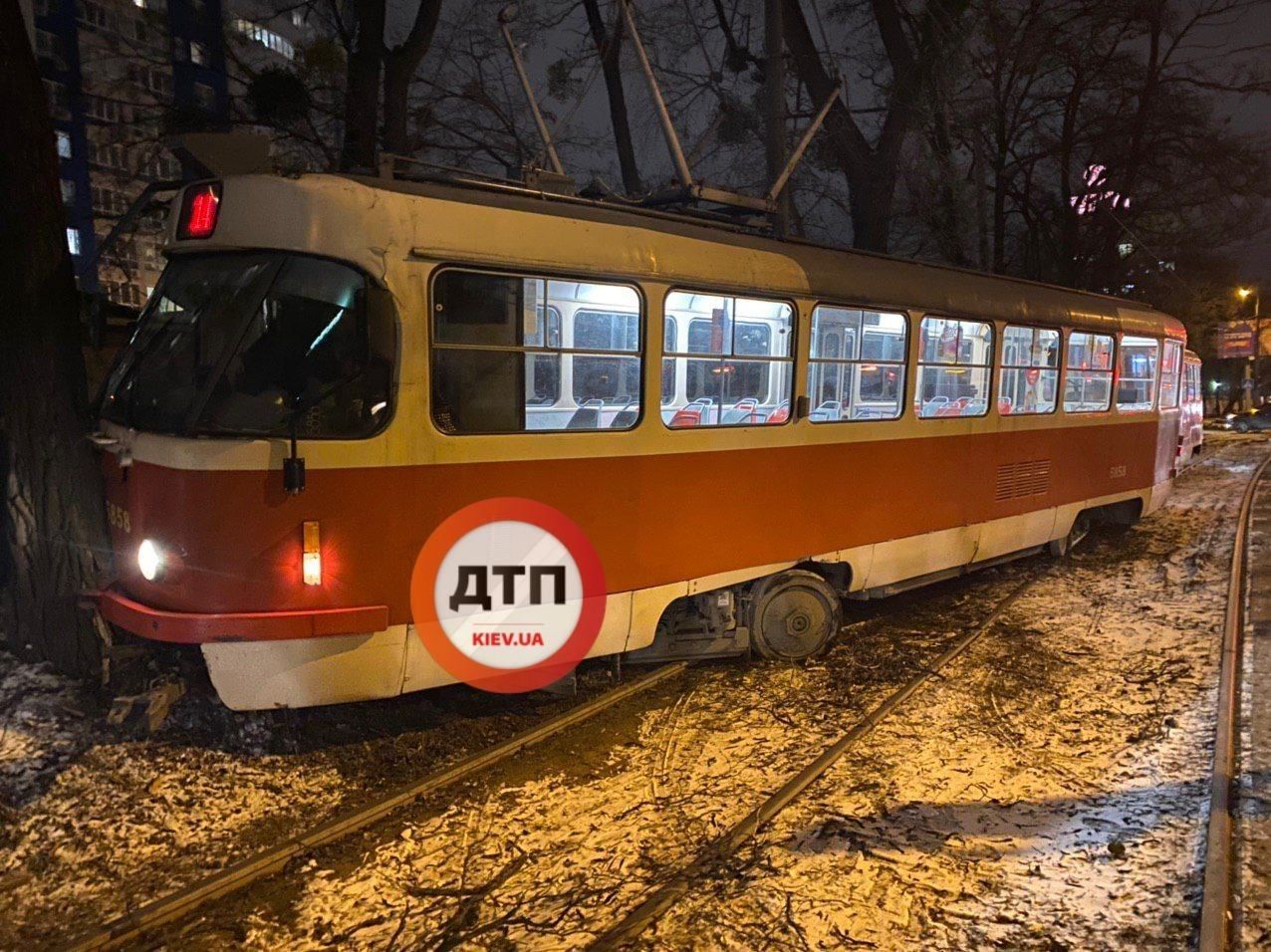 В Киеве трамвай сошел с рельс и врезался в дерево: подробности, фото