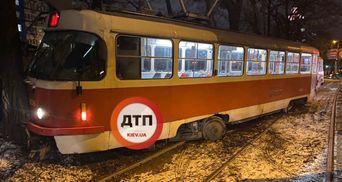 В Киеве трамвай сошел с рельс и врезался в дерево: подробности, фото