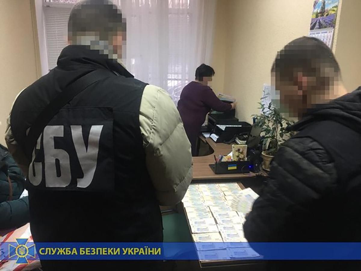 50 тысяч долларов отката СБУ: задержала двух руководителей Национальной академии аграрных наук 50 тысяч долларов отката СБУ: задержала двух руководителей Национальной академии аграрных наук