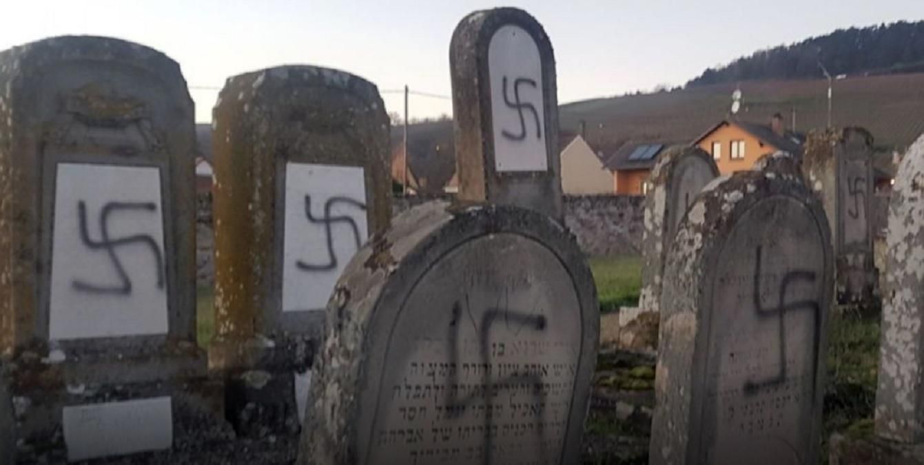Єврейські могили у Франції обмалювали нацистською свастикою: обурливі фото
