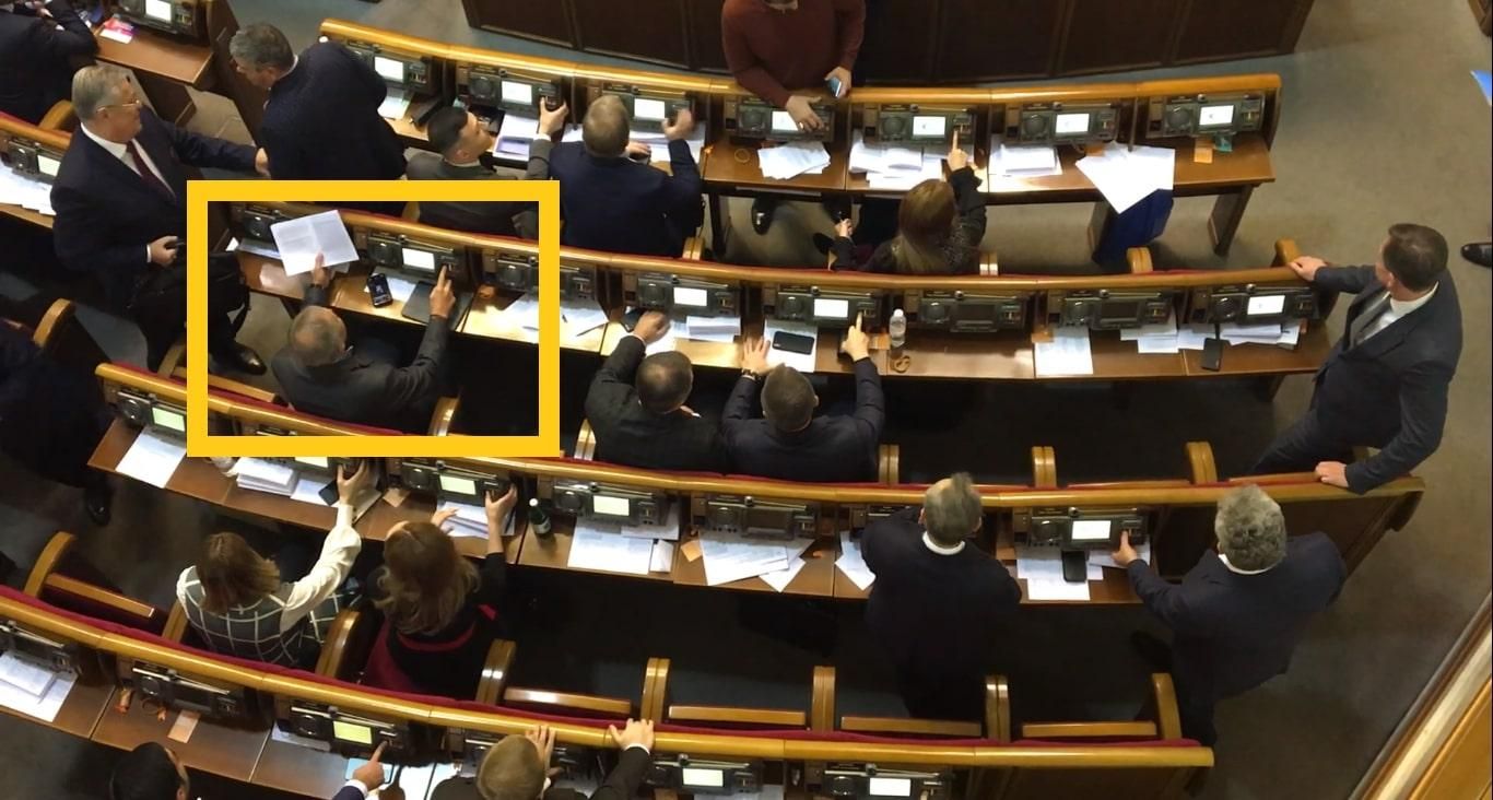 Депутат Медведчука установил рекорд по кнопкодавству в Раде: видео Депутат Медведчука установил рекорд по кнопкодавству в Раде: видео