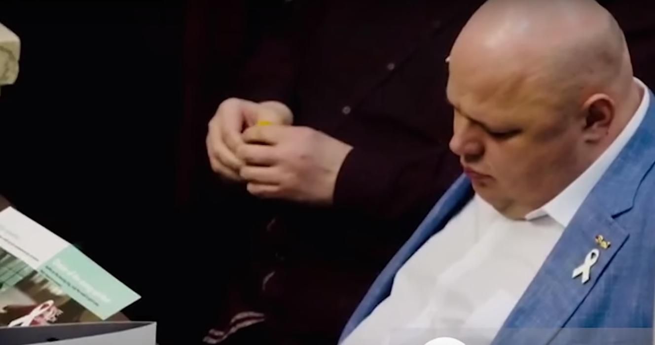 Депутат "Слуги народу" Стефанчук заснув у Раді: "Юзік" прийшов на допомогу – відео
