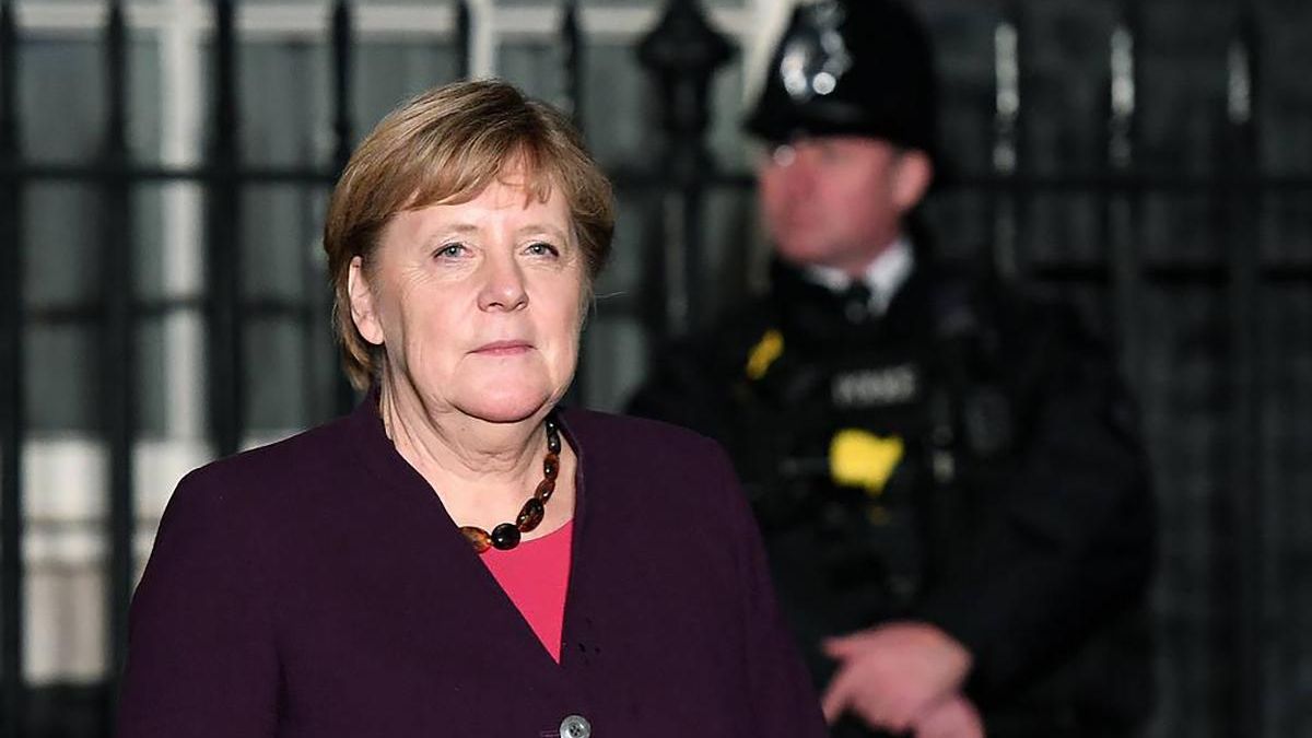 Выдворение российских дипломатов из Германии: Меркель впервые прокомментировала скандал