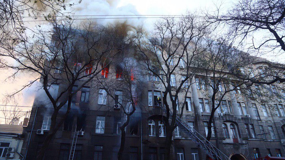 Пожежа в Одесі на Троїцькій в коледжі економіки 04.12.2019